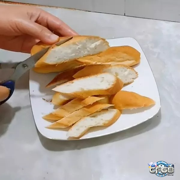 Cắt bánh mì thành từng miếng nhỏ 