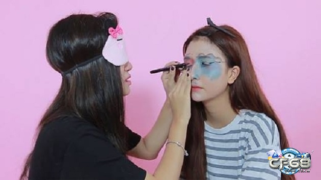 Trò chơi bịt mắt makeup