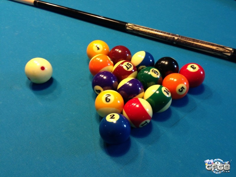 Bàn đấu bida lỗ 8 Balls Pool gồm tổng cộng 15 bi đánh số và bi chủ màu trắng