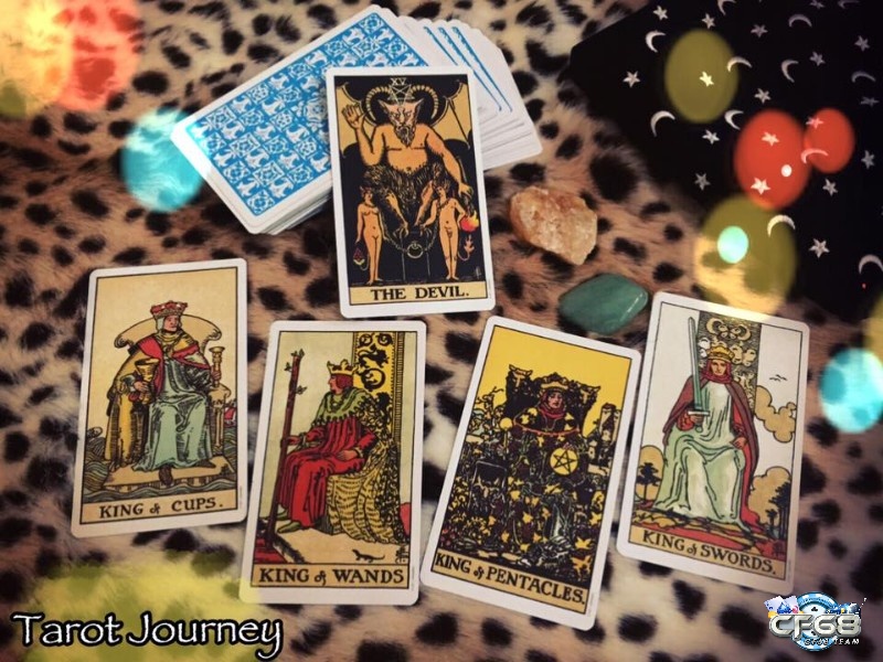 Săp xếp bài Tarot để tạo nên một bức tranh